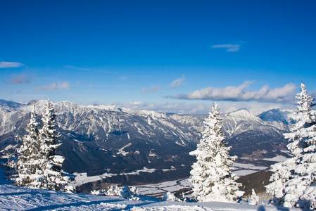 雪下的山。滑雪度假村萨尔斯堡。奥地利