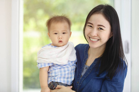 亚洲母亲的肖像和他的男婴生活形象在家里