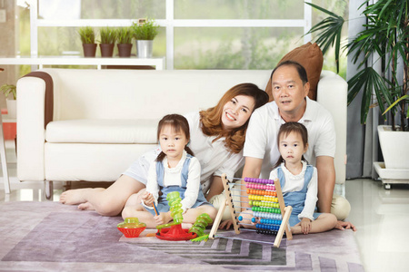 愉快的亚洲家庭父亲和母亲享受与孩子, 家庭生活在家里