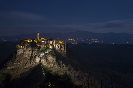 奇维塔 di Bagnoregio 在晚上