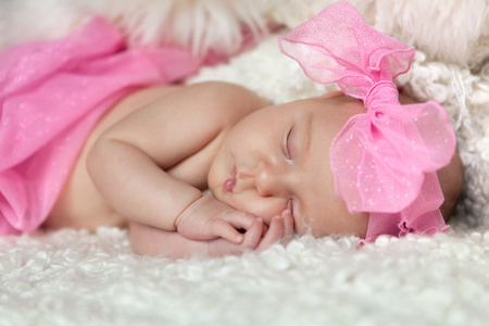 可爱的睡眠新生儿女孩的肖像