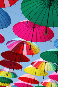 集合的多彩色遮阳伞挂