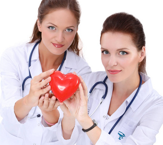 两个女医生抱着一颗红色的心