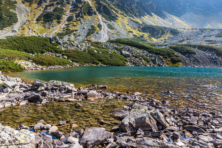 越过 tatra 山脉，波兰 5 湖泊流域的高山湖泊