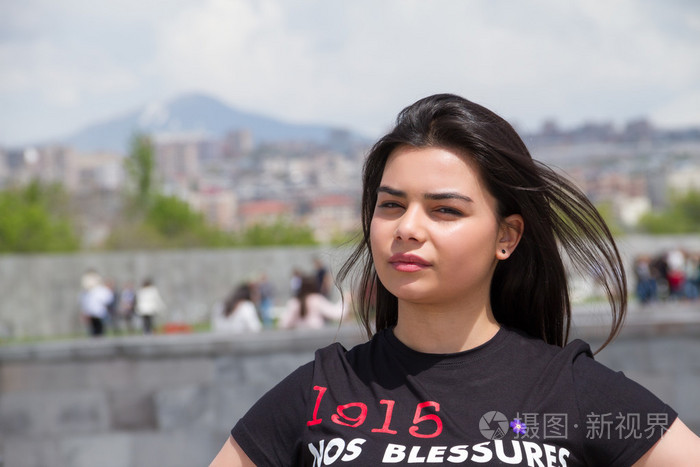 长发飘飘在风中穿着一件 t 恤在亚美尼亚种族灭绝亚美尼亚美女