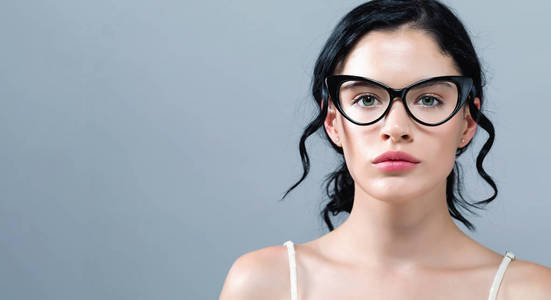 戴眼镜的年轻妇女