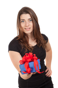 微笑的女孩，抱着红丝带的蓝色礼品盒