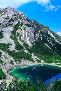 高山上令人惊叹的阿尔卑斯湖。美丽的峡湾山, 河, 徒步旅行风景, 夏天