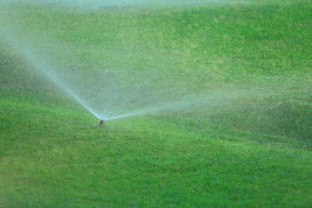 自动洒水器，给草地浇水