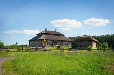 美丽恢复旧样式俄罗斯农家用茅草屋顶