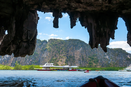 在攀牙湾，泰国在山洞里的夏天时间独木舟