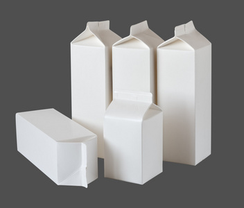 五个牛奶箱每半公升和灰色升图片