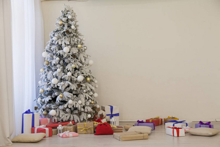 新年圣诞树和礼物的公寓装饰