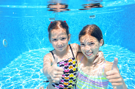 快乐的孩子们在水下，池里游泳游泳的女孩