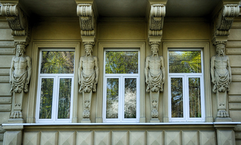 在老大厦在利沃夫的美丽窗口
