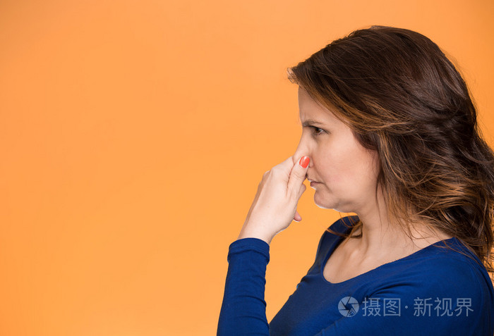 难闻的气味女人占地捏她的鼻子