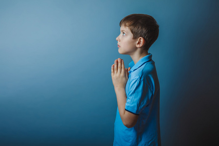 十几岁男孩布朗欧洲出现在一件蓝色衬衫站在寺