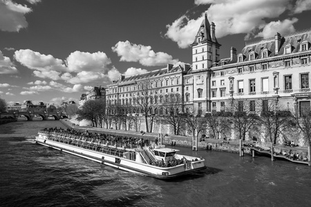 在巴黎塞纳河河上乘船游览
