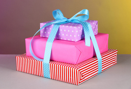 礼品盒用颜色背景上丝带绑