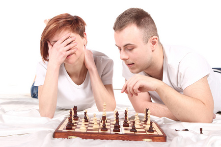 下棋的年轻夫妇