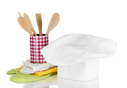 厨师的帽子与厨房毛巾 锅垫和厨具上白色孤立