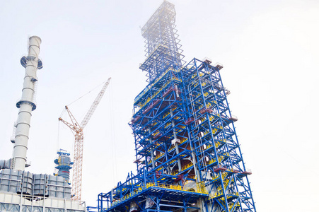 石化总厂炼油厂大型蓝色化工厂起重机施工