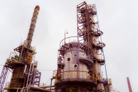 初级炼油装置的安装。石油和天然气精炼厂。化工厂