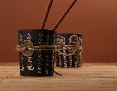 日本用筷子碗在黑暗的背景