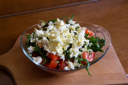 一份丰富多彩的夏季沙拉, 配以橄榄油的火箭西红柿洋葱和奶酪。