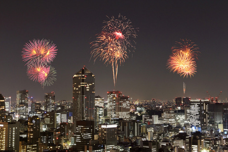 烟花在晚上庆祝在东京城市景观