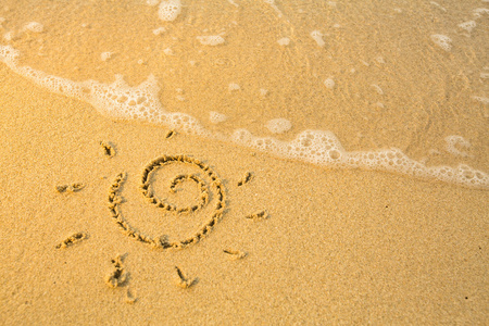 太阳在海滩纹理上绘制