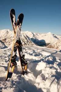 滑雪板在雪在山