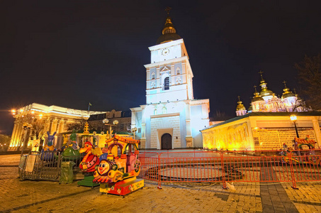 乌克兰基辅圣迈克尔广场的圣诞集市。儿童娱乐区。带童话故事的英雄给小孩子们玩。清晨观景