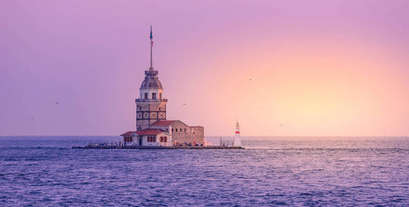 塔 也称为里安德塔或 Kiz Kulesi 在伊斯坦布尔的博斯普鲁斯海峡在日落, 土耳其