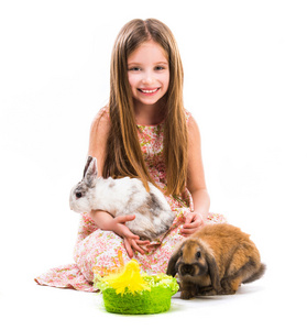 小女孩用她的兔子