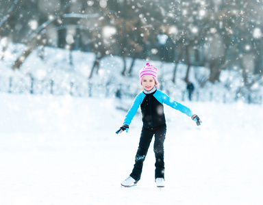 在冬天滑冰的小女孩
