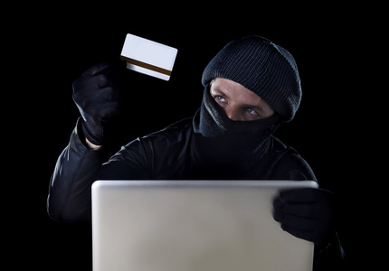 黑色控股信用卡使用电脑笔记本为黑客密码和私人信息的犯罪活动的人