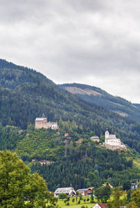 空壳城堡废墟和教区教堂，温茨马克特空壳，奥地利施蒂利亚州视图