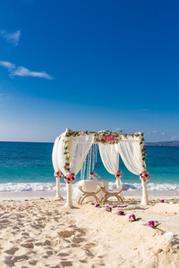 海滩婚礼设置，热带户外婚礼招待会，美丽