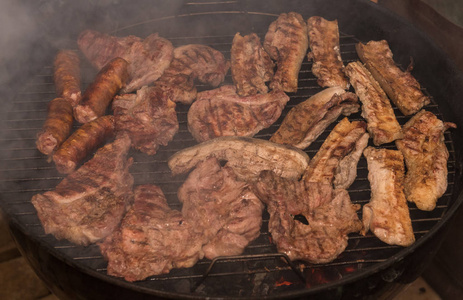 在乡间的老式铁烤烧烤肉类家庭聚会的热煤
