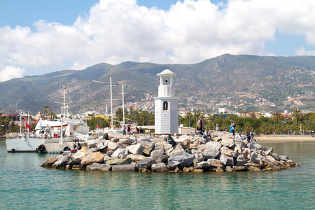 在港口的灯塔。土耳其 阿拉尼亚。阳光明媚的天气