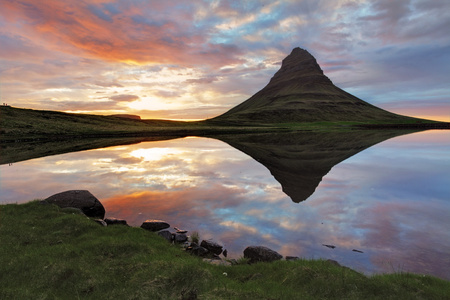 冰岛风景春天全景在日落
