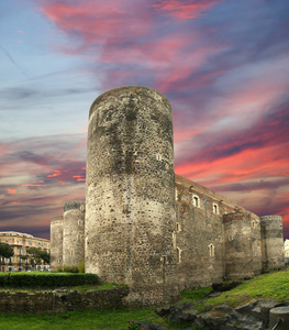 卡斯特罗乌尔西诺是在卡塔尼亚 西西里岛 意大利南部一座城堡