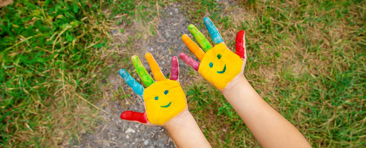 孩子们手上的颜色。夏天的照片。选择性对焦。自然