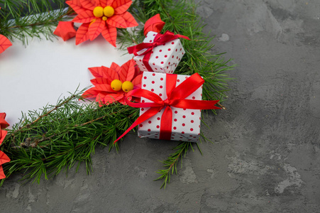 包装新年和圣诞礼物绿色, 红色和黑色。装饰节日的材料。生态型风格的自然装饰