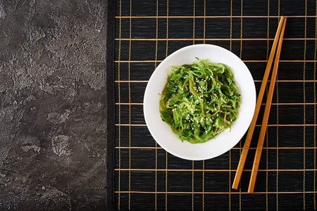 传统的日本料理。顶部视图。平躺