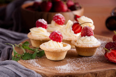 Tartlets 奶油, 覆盆子, 草莓