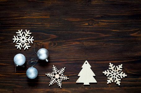 圣诞节和新年的装饰。装饰木雪花和银色球在木背景, 新年假期的概念, 特写, 复制空间