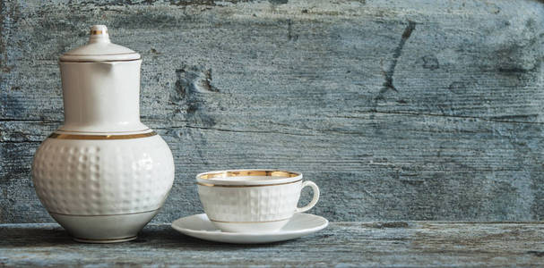 陶瓷咖啡壶, 白色咖啡杯, 木桌碟
