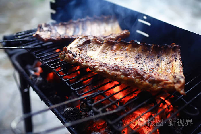 烤猪肉排骨在烧烤炉上烹调煤/新鲜肉猪肉烧木炭 夏天家常菜 烤排骨